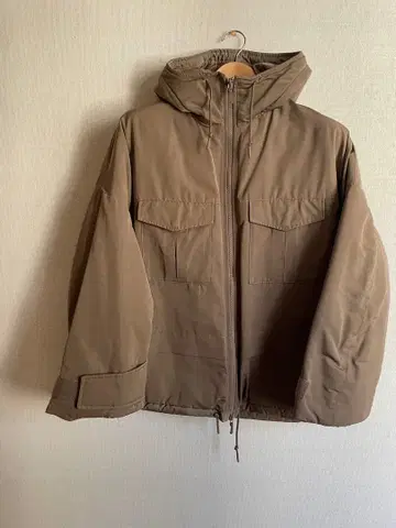 UNIQLO 화이트 마운티니어링 다운 L 오버