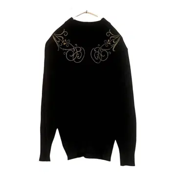 블랙 자수 크루넥 스웨터