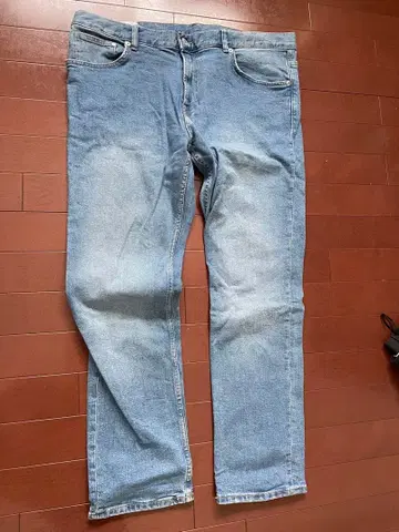 스트레이트 데님 라이트 블루 페이드 가공