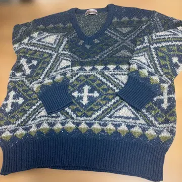 기하학 패턴 V넥 니트 스웨터