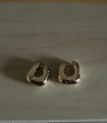 골드 금속제 귀걸이