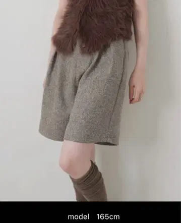 LIAN 트위드 턱 하프 팬츠 브라운