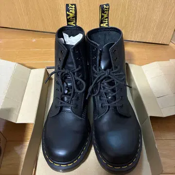 닥터마틴 8홀 부츠 11822006