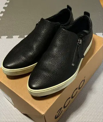 ECCO 블랙 가죽 스니커즈
