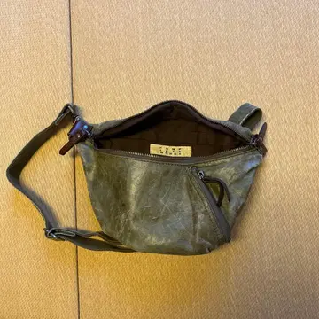 카키 가죽 숄더백