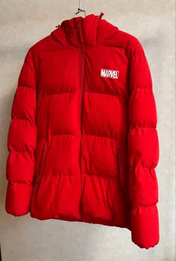 마블 마블 레드 다운 자켓 GU 콜라보 레드 다운 자켓 L