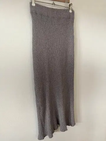 qout 그레이 리브 타이트 스커트 슬릿 포함