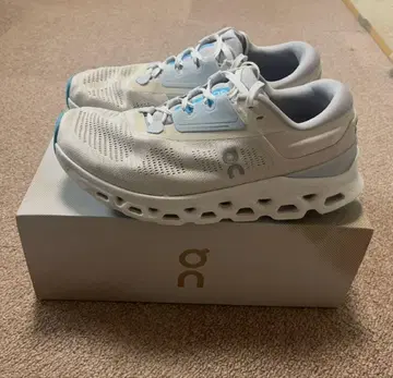 On Cloudstratus 화이트/블루 8