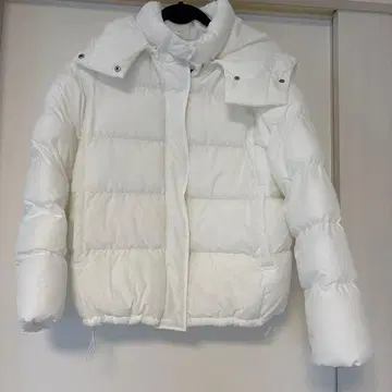 화이트 다운 자켓 후드 부착