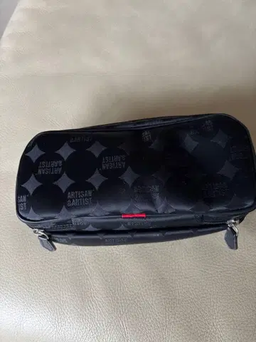 ARTISAN & ARTIST 메이크업 파우치 블랙 x 빨간색
