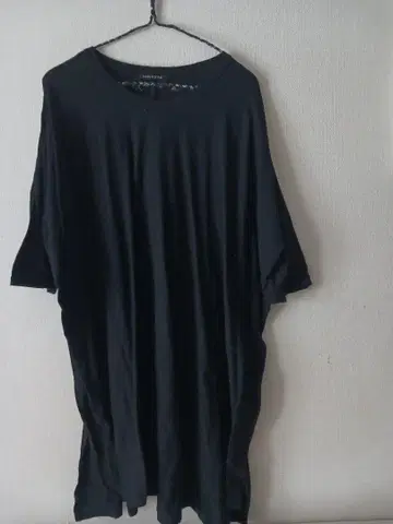 미즈이로 인드 블랙 루즈핏 원피스