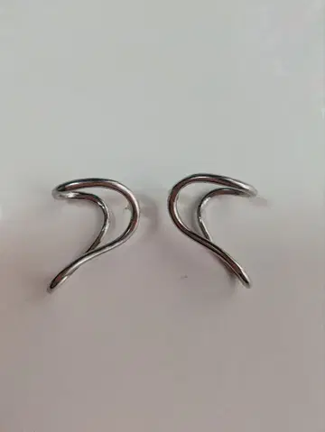 유선형 실버제 귀걸이