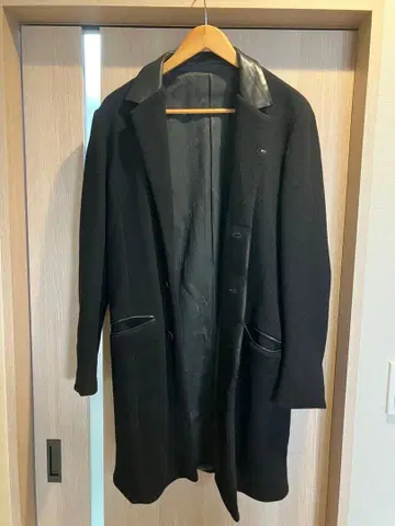 사쿠라이 착용 백 크러쉬 체스터 코트