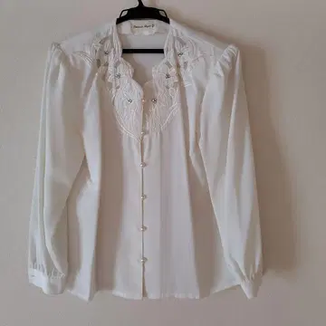 화이트 자수 긴팔 셔츠