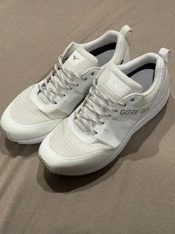 미즈노 고어텍스 화이트 스니커즈