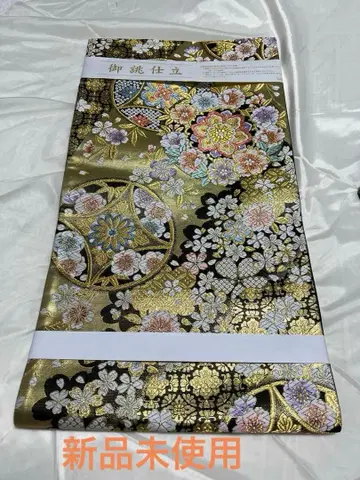 화려한 골드 컬러와 블랙 꽃무늬 후쿠로 오비