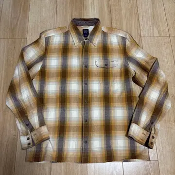 브라운 계열 체크 무늬 플란넬 셔츠