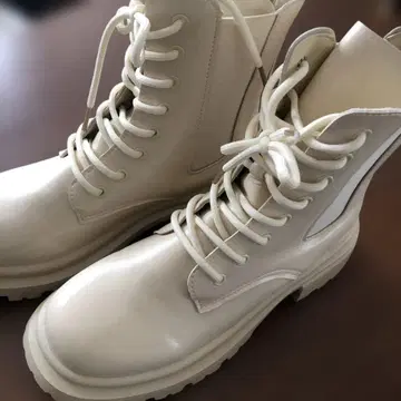 화이트 레이스업 부츠 사이드 고어