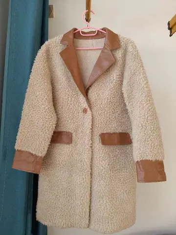 크림색 인조 모피 롱 코트