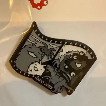 [ 새상품 ] 미야쿠미야쿠 & 모리조 키코로 콜라보 핀 배지 흑백 공룡