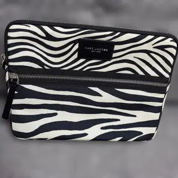 [ 새상품급 ] 마크제이콥스 컴퓨터 케이스 제브라 패턴