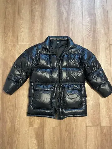 광택이 나는 블랙 다운 자켓