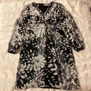 [ 최종 가격 인하 ] 노베스파지오 V넥 꽃무늬 무릎 기장 원피스