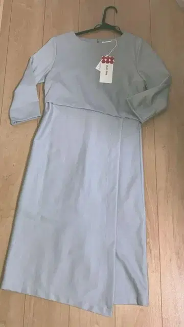 미사용 새상품 두클라쎄 그레이 칠부 긴팔 슬릿 원피스