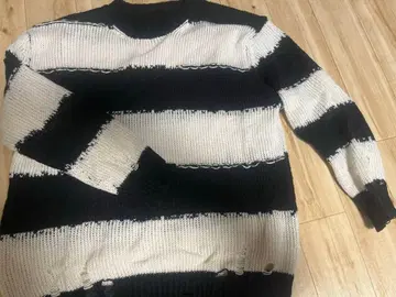 블랙과 화이트 스트라이프 니트 스웨터