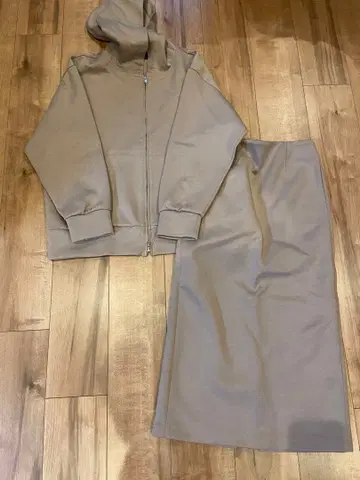 GALLARDAGALANTE 종이상자 후드티&스커트 베이지