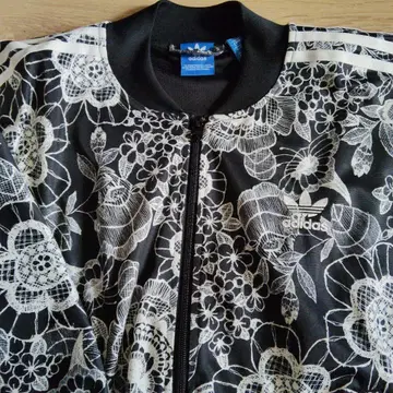 adidas x The Farm Company 꽃무늬 저리 한정판 모델