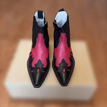 웨스턴 부츠 빨간색과 검은색의 콤비네이션