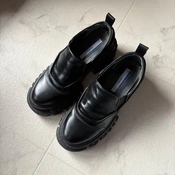 UN3D. 블랙 통굽 슬립온