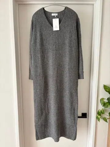 미사용 새상품 BY 울 캐시미어 와이드 리브 V넥 니트 원피스