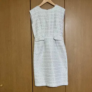 슬리브리스 무릎 기장 원피스 화이트 계열