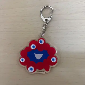 아크릴 키링 빨간색과 파란색 캐릭터