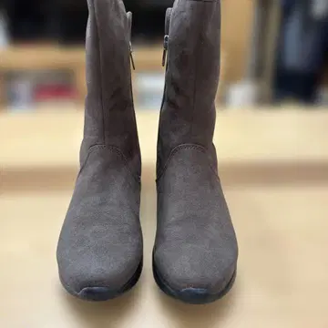 브라운 스웨이드 지퍼 부츠