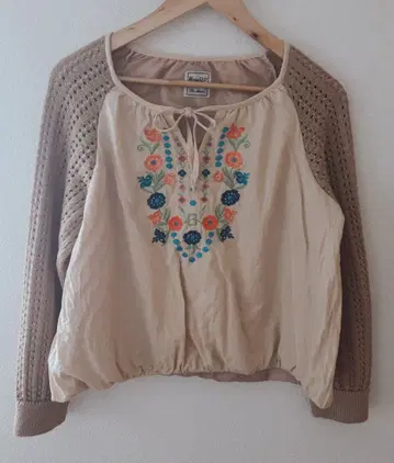 자수 블라우스 x 니트 소매 절개 디자인 겨울 상의