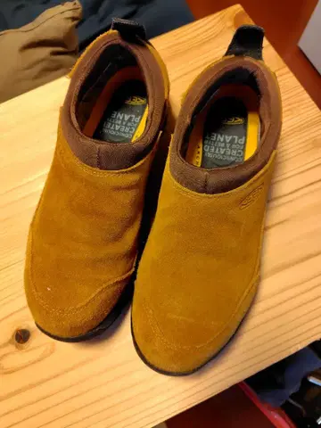 KEEN 스웨이드 슬립온 브라운