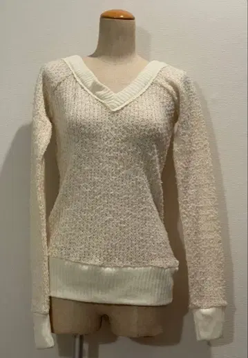 LIZ LISA 아이보리 V넥 니트 긴팔