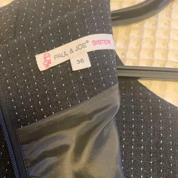 다크 그레이 도트 무늬 반팔 원피스