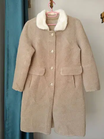 베이지 플리스 롱 코트 퍼 카라 부착