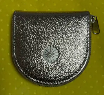 [새상품급 중고] 골드 컬러 가죽 동전 지갑, 골드 컬러 꽃 무늬 포함