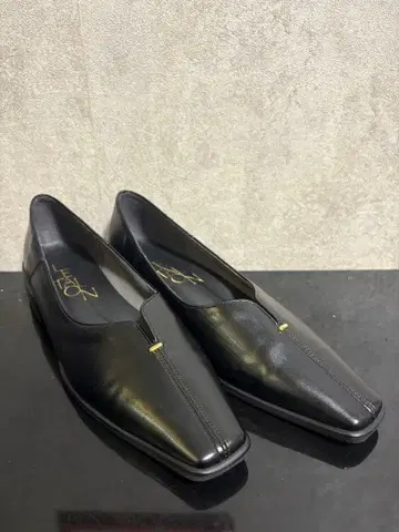 LE TALON 스퀘어 슬릿 소프트 플랫 펌프스 22.5cm