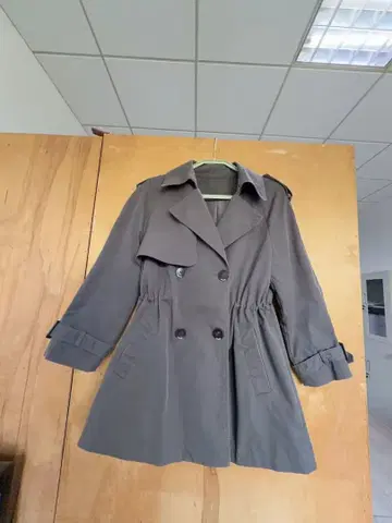 그레이 더블 브레스트 트렌치코트