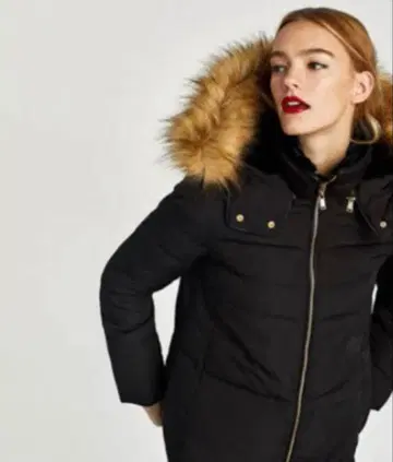 퍼 달린 블랙 다운 자켓