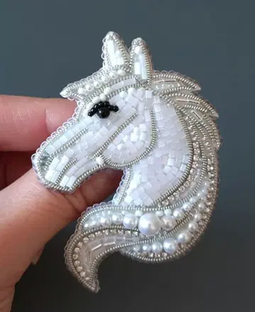 핸드메이드 비즈 자수 브로치 - 백마 2026년 십이지신 럭키 모티브