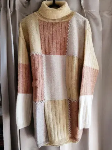 패치워크풍 터틀넥 니트