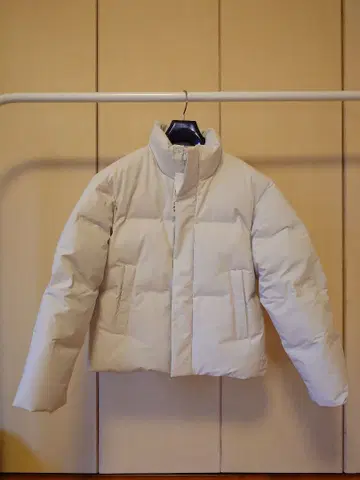 유니클로 심리스 다운 자켓 M 사이즈 내추럴