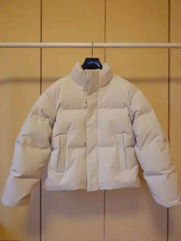 유니클로 심리스 다운 자켓 M 사이즈 내추럴